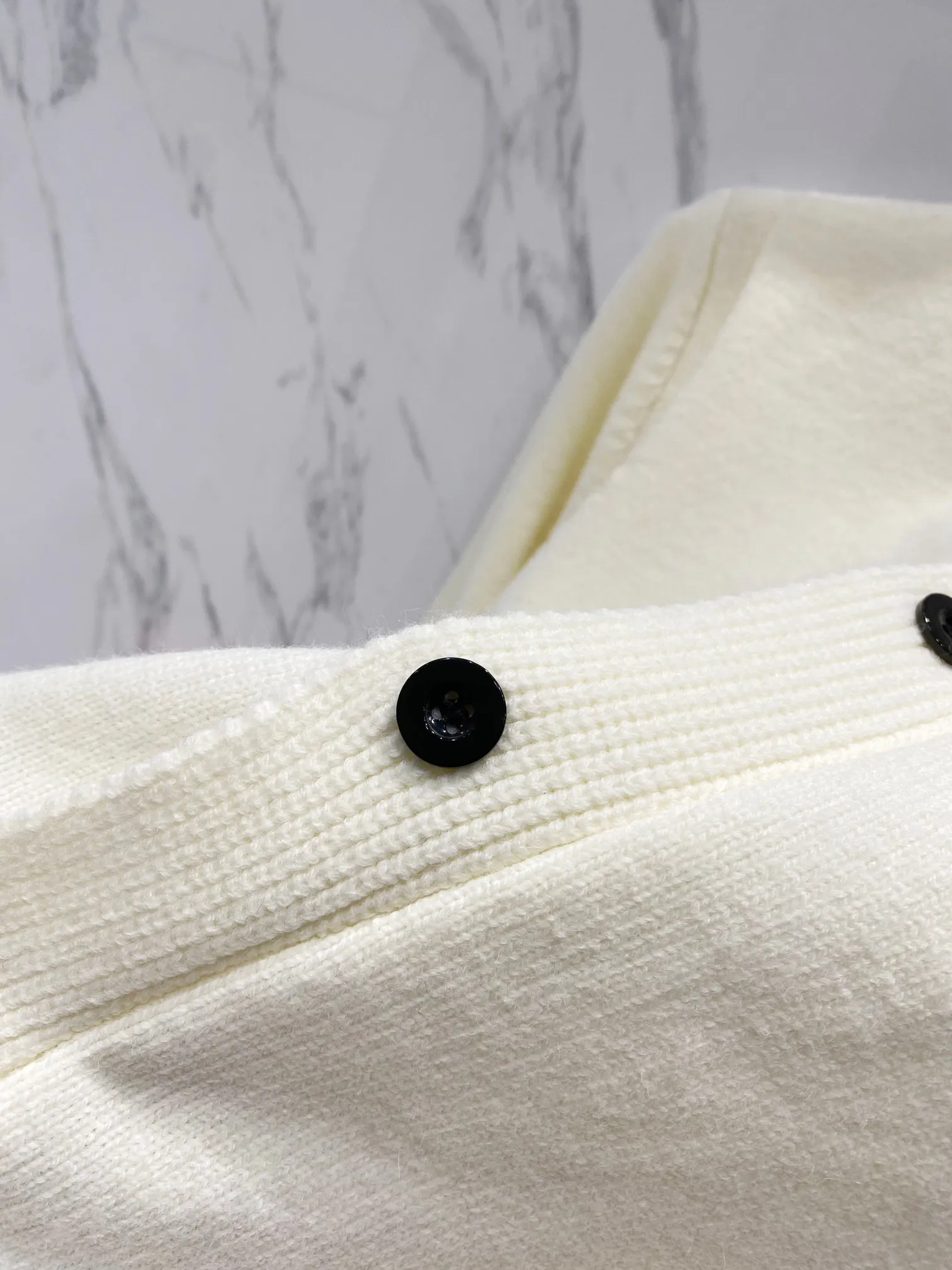 P270 Stone Island Cotton-wool blended knitted zipper button sweater cardigan (couple style) Color: Black Gray Off-white Size: M～XL M: Clothing length 68 Bust 110 Sleeve length 57 L: Clothing length 70 Bust 116 Sleeve length 58 XL: Clothing length 72 Bust 120 Sleeve length 59